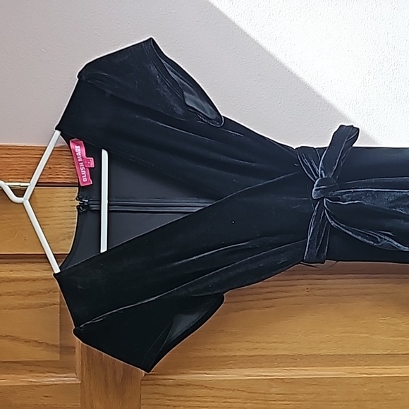 Black velvet gown - Picture 1 of 2
